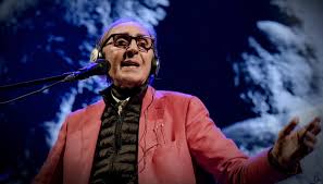 Cantautore, compositore, musicista, regista e pittore italiano. Hmybwxuudfc M