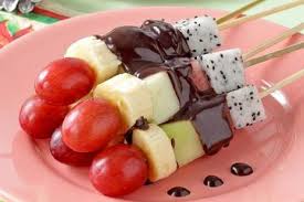 Ambil panci lalu isi dengan air juga garam dan margarin, campur rata dan didihkan. Resep Sate Buah Vla Cokelat Enak Ini Bikin Si Kecil Lebih Tertarik Untuk Menyantap Buah Semua Halaman Sajian Sedap