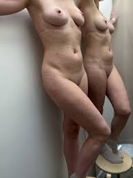 Moms Nude - Oops Moms Naked - Private Snaps of Horny Mothers