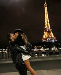 What could be more magical than a cruise on the seine? Love Paris And Kiss Image 6453876 On Favim Com