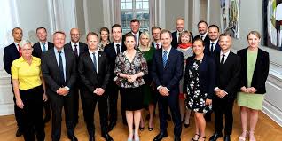 Regering c (singular definite regeringen, plural indefinite regeringer). Regeringens Politik Med Regeringens Egne Ord Regeringen Dk