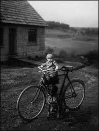 August Sander Forester S Child Westerwald 1931 Photographie Noir Et Blanc Photos Anciennes Noir Et Blanc