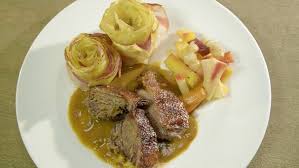 Hauptspeise Sabine Klemme Gefullte Gansebrust Mit Knusprigen Kartoffelrosen Winterwurzelgemuse Rezepte Landfrauenkuche Br Fernsehen Fernsehen Br De