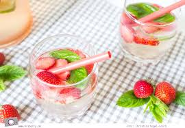Sommer Bowle Prickelnder Erdbeer Hugo Rezepte Bowle Rezepte Mit Alkohol Bowle Rezept