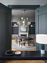 Sovremennyj Dizajn Roskoshnogo Istoricheskogo Osobnyaka V Centre Lilya Foto Idei Dizajn Dining Room Chandelier Modern Interior Dining Room Design