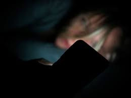 "Je ne suis pas très heureux après avoir perdu du temps" : comment des jeunes essaient d'être moins accros à leur smartphone