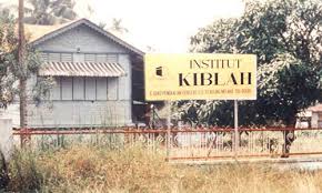Memang sekolah swasta sering kali menjadi pertimbangan yang utama, tetapi kenyataannya sekolah negeri juga dapat menjadi pilihan yang baik juga. Tentang Sekolah Kiblah
