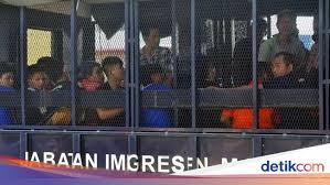 Pekerja asing yang sedia ada dalam malaysia dan masih dilindungi di bawah skim pampasan pekerja asing (sppa) yang sah hendaklah didaftar dengan perkeso oleh majikan sehari selepas tamat tempoh matang sppa yang tertakluk kepada tarikh akhir sppa pada 31 disember 2019 ( cooling. Lebih Dari 1 500 Pekerja Ilegal Ditahan Malaysia Termasuk 195 Tki