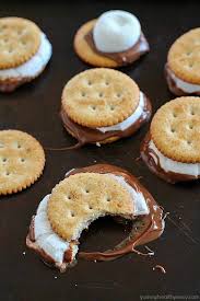 We all love eating s'mores around a campfire, but now you can make them at home in the kitchen. Easy Oven Smores Sandwiches Yummy Healthy Easy