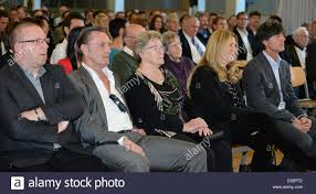 Steht viel auf dem spiel, schließlich ist die mannschaft 2020 noch ohne sieg. Deutschlands Bundestrainer Joachim Jogi Low R L Und Seine Frau Daniela Seine Mutter Hilde Loew Und Seine Bruder Markus Und Peter Bei Einem Empfang In Seiner Heimatstadt In Schonau Deutschland 17 Oktober 2014