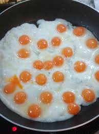 Jetzt mache ich es halt so, dass ich die eischale aufschlage und mit einem spitzen messer die eihaut anritze. Meine Erfahrungen Mit Wachteleiern