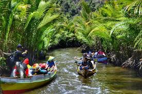 Nanti datang di desa baru yang banyak tambak udang dan bandeng pengunjung biasanya akan menyewa topi bundar untyk melindungi dari panas matahari, dengan biaya rp5000 per topi. Rammang Rammang Maros Tempat Wisata Di Sulawesi Selatan