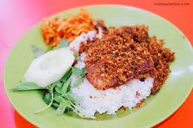 Pelengkap santap nasi bebek goreng panas gurih itu adalah sambal pencit atau mangga muda yang bercita rasa asam pedas dan kecap sebagai pemanis. Ketagihan Bebek Sinjay Madura Di Surabaya Pengin Nambah