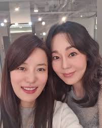 월클 여배우 김윤진 씨네콘서트,방구석1열