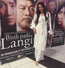 See more of bisik pada langit on facebook. Pin By Entertainment On Nadia Brian Lab Coat Fashion Coat