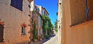 Bordet er lavet så benene kan foldes sammen. Best Places To Stay In Grimaud France The Hotel Guru