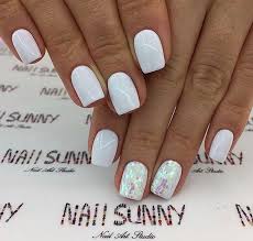 Soy una apasionada de las uñas decoradas por su elegancia y lo bonitas que quedan si sabes combinar los colores. 15 Disenos De Unas En Color Blanco Que Le Quedan Bien A Todo En 2021 Manicura Para Unas Cortas Esmalte De Unas Blancas Manicura De Unas