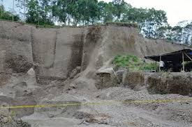 Dua penambang bijih timah ilegal di desa pemali, kabupaten bangka, provinsi kepulauan bangka belitung, tewas tertimbun tanah longsor pada rabu dini hari pu. Penambang Bijih Timah Di Kedalaman 10 Meter Tiba Tiba Longsor Begini Nasib 6 Warga Fajar