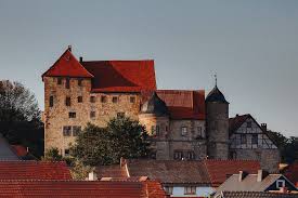 Die Johanniterburg In Kuhndorf Bei Meiningen Zahlt Zu Den Schonsten Hochzeitslocations In Thuringen Und Verleiht Jeder Burg Burgen Und Schlosser Hochzeit Wald
