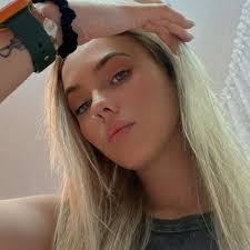 Ashlee Dawson's Instagram, Twitter & Facebook