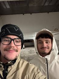 Hallo alleguer zesummen 🙋🏻‍♂️ Mir 2, also den Sam Blaise an ech (Mick  Majerus), fänken am Summersemester (März) mat eisem Bachelorstudium an  Erzeihungswëssenschaften un an sinn dofier op da Sich no min.