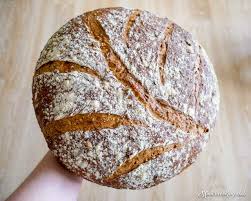 Une fois le pain sorti, il faut le laisser refroidir sur une grille pour qu'il s'aère et que l'humidité s'échappe complètement sans ramollir le pain. Le Pain Maison Multigrain Facile