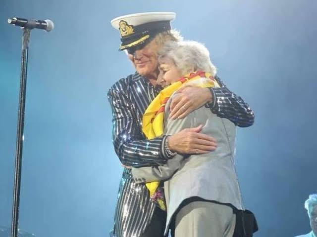 Rod Stewart brings 94-year-old sister on stage at Scottish gig as he wraps up UK tour | Glasgow Live