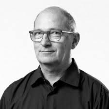 Ein neues Stahlross dampft durch den Park