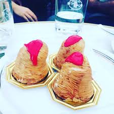Quello del gran gaffè gambrinus con il suo irresistibile dolce di san gennaro. Facebook