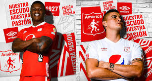 América de cali, actual bicampeón del fútbol colombiano, ha presentado junto a umbro sus nuevas camisetas para la temporada 2021, que tomarán el lugar de los modelos que venían usando desde mediados de 2019.las nuevas casacas ya están disponibles, y convivirán con la tercera lanzada en septiembre pasado.de la liga colombiana hemos visto camisetas para atlético nacional, patriotas. Camisetas Umbro De America De Cali 2019 20 Todo Sobre Camisetas