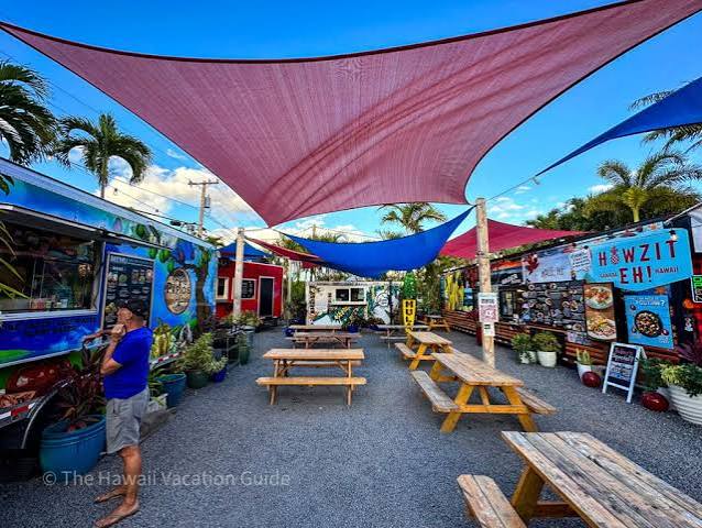 Food truck court — Hawaiian restaurant food truck in Honolulu, Hawaii
