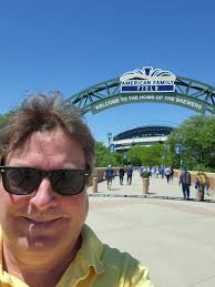 Dinner at Wrigley Field with Cubs legends? American Airlines is making it  happen! 🤩 Enter daily at aa.com/CubsPerks for your chance to win a night  under the lights.