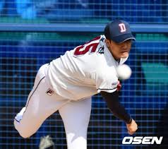 두산 김태형 감독은 이용찬 이야기는 별로 하고 싶지 않다며 웃은 뒤 어젯밤 8시쯤 휴대전화에 이용찬의 이름이 떴다고 말했다. Cml88digzjardm