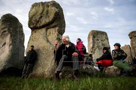 Solitaria y virtual bienvenida al solsticio de verano en stonehenge. Miles De Britanicos Celebran En Stonehenge El Solsticio De Verano Gente Edicion America Agencia Efe