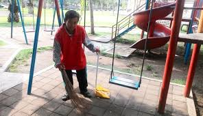 Tentu saja menolak sebuah tawaran kerja bukanlah hal yang mudah, bayangkan tadinya kita yang melamar, membuat dan. Nusabali Com Syukuri Pekerjaan Tukang Sapu Meski Cuma Dihonor Rp 989 000