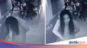 Menurutku yg paling seram antara kuntilanak vs pocong adalah kuntilanak, karna muka nya kebanykan seram, rambut nya pun berantakan dan panjang, biasanya memiliki lubng di belakang badan nya!! Hii Ini Penampakan Hantu Muka Rata Di Restoran