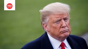 Huvittava ratkaisu: Donald Trump hylkäsi sateenvarjonsa Air Force Onen  ovella