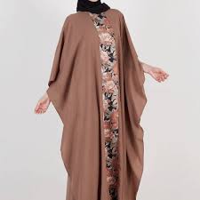 Tips memilih gaun pengantin untuk orang gemuk yaitu dengan memilih gaun yang memiliki model kerah v ataupun kerah dengan tube bentuk hati. Tampil Fashionable Dan Memesona Dengan 10 Model Gamis Cantik Untuk Wanita Berhijab Dengan Tubuh Berisi