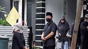 Ibunda denny cagur, eny meninggal dunia pada senin (18/1/2021) malam. Sz6gsxp15fftcm