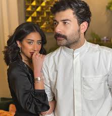 شاركت الفنانة فرح الهادي جمهورها ومتابعي حسابها الرسمي، بموقع إنستقرام، صورة ظهرت من خلالها، وهي تقبل رأس زوجها عقيل. Ø²ÙˆØ¬ ÙØ±Ø­ Ø§Ù„Ù‡Ø§Ø¯ÙŠ