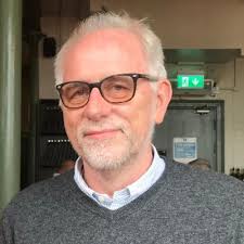 Da bitte ich Winfried Kretschmann, sich auf eine Bank zu setzen für ein  Interview.