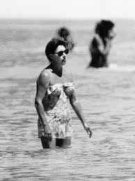 Princess Margaret On Holiday In Mustique Roddy Llewellyn Is Staying On The Same Island Photographic Print Allposters Com In 2021 Princess Margaret Royal Family Portrait Princess