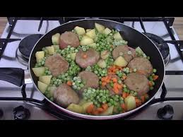 Le polpette in bianco sono un secondo piatto casalingo veloce e tutto sommato di facile esecuzione, di norma accontentano tutti e rendono bene accostate ad un soffice purè di patate. Morbidissime Polpette Con Patate E Piselli Youtube