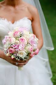 Eleganter hochzeitsstrauß mit rosen in pink. Klassisch Gehaltener Brautstrauss Mit Weissen Und Rosa Rosen Blumenstrauss Hochzeit Brautstrauss Hochzeit