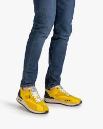 Een lichte sneaker is een echte musthave in de zomer en makkelijk te combineren onder allerlei. Sneaker Textil Gelb 16481 04 Floris Van Bommel Official