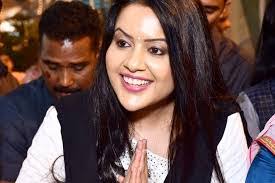 Aayushi Kapadia's Instagram, Twitter & Facebook