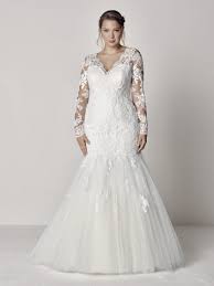 27 Plus Size Wedding Dresses To Flatter And Flaunt Your Curves Wedding Dress Patterns Wedding Dress Types Fit And Flare Wedding Dress
