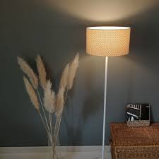 En plus d'être esthétique, il doit diffuser la lumière de façon harmonieuse de façon à éclairer mais aussi. Abat Jour Rond Imprime Eventails Jaune Safran Inspiration Art Etsy Abat Jour Abat Jour Ovale Luminaire