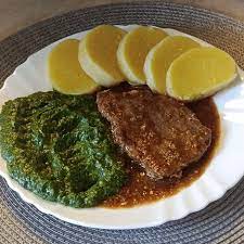 Hezkou neděli přeji.Hovezi na česneku ,špenát a bramborový knedlík. </div><div class=