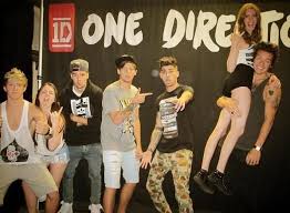 One Direction Meet And Greet Can T Focus On Anything In This Pic Except Zayns Pants And The Meet And Greet Poses One Direction Pictures I Love One Direction